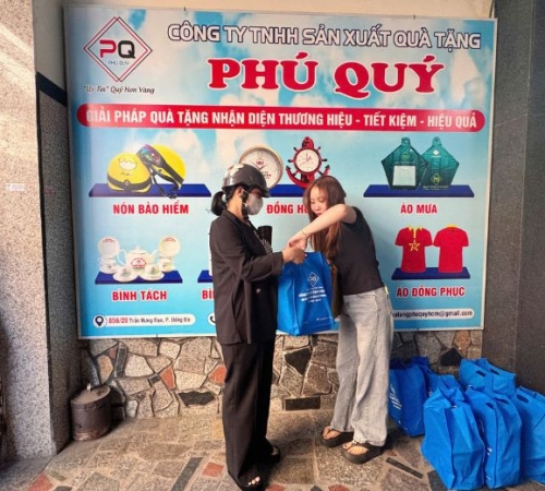 PHÚ QUÝ TẶNG QUÀ TẾT CHO BÀ CON KHU PHỐ