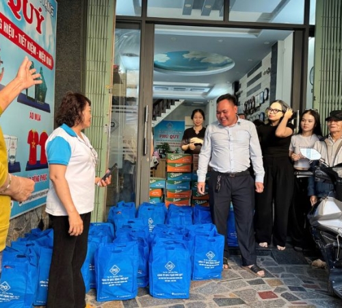 PHÚ QUÝ TẶNG QUÀ TẾT CHO BÀ CON KHU PHỐ