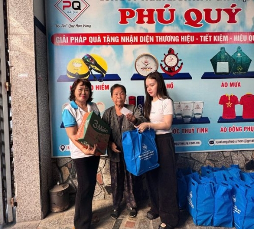 PHÚ QUÝ TẶNG QUÀ TẾT CHO BÀ CON KHU PHỐ