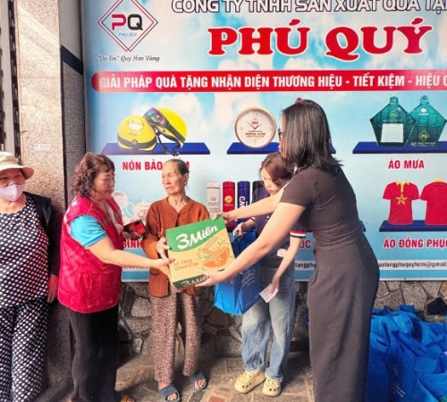 PHÚ QUÝ TẶNG QUÀ TẾT CHO BÀ CON KHU PHỐ