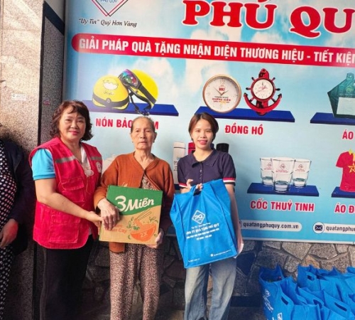 PHÚ QUÝ TẶNG QUÀ TẾT CHO BÀ CON KHU PHỐ