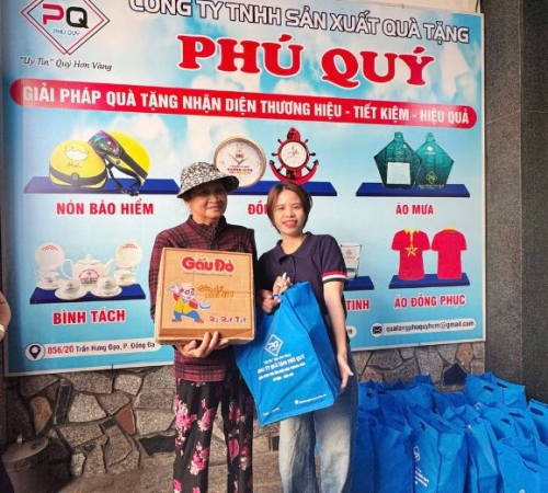 PHÚ QUÝ TẶNG QUÀ TẾT CHO BÀ CON KHU PHỐ