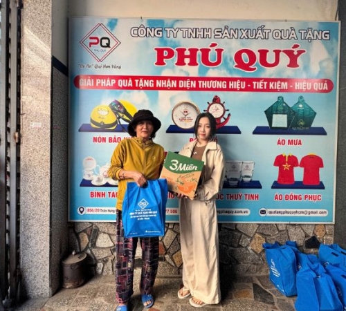 PHÚ QUÝ TẶNG QUÀ TẾT CHO BÀ CON KHU PHỐ