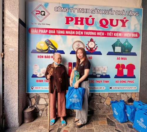 PHÚ QUÝ TẶNG QUÀ TẾT CHO BÀ CON KHU PHỐ