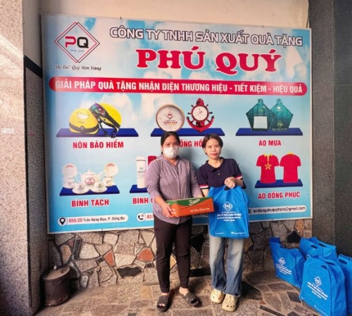 PHÚ QUÝ TẶNG QUÀ TẾT CHO BÀ CON KHU PHỐ