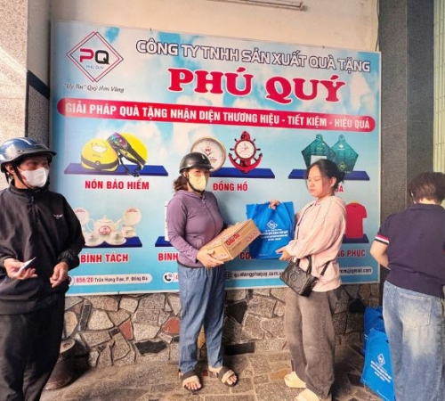 PHÚ QUÝ TẶNG QUÀ TẾT CHO BÀ CON KHU PHỐ