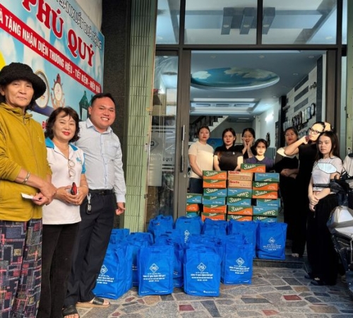 PHÚ QUÝ TẶNG QUÀ TẾT CHO BÀ CON KHU PHỐ