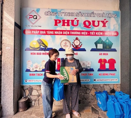 PHÚ QUÝ TẶNG QUÀ TẾT CHO BÀ CON KHU PHỐ