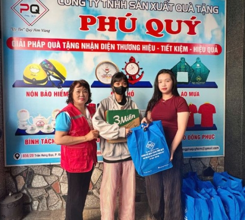 PHÚ QUÝ TẶNG QUÀ TẾT CHO BÀ CON KHU PHỐ
