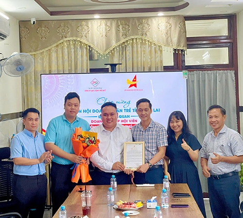 QUÀ TẶNG PHÚ QUÝ ĐÓN TIẾP ĐOÀN HỘI DOANH NHÂN TRẺ TỈNH GIA LAI ĐẾN THĂM VÀ KẾT NỐI DOANH NGHIỆP