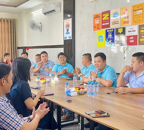 QUÀ TẶNG PHÚ QUÝ ĐÓN TIẾP ĐOÀN HỘI DOANH NHÂN TRẺ TỈNH GIA LAI ĐẾN THĂM VÀ KẾT NỐI DOANH NGHIỆP