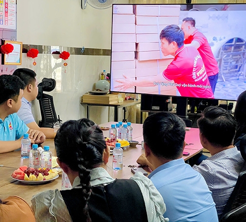 QUÀ TẶNG PHÚ QUÝ ĐÓN TIẾP ĐOÀN HỘI DOANH NHÂN TRẺ TỈNH GIA LAI ĐẾN THĂM VÀ KẾT NỐI DOANH NGHIỆP