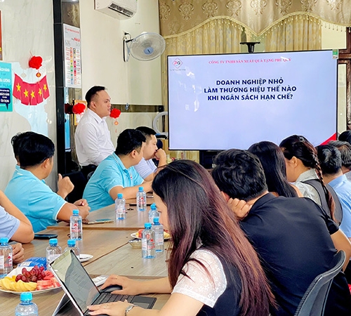 QUÀ TẶNG PHÚ QUÝ ĐÓN TIẾP ĐOÀN HỘI DOANH NHÂN TRẺ TỈNH GIA LAI ĐẾN THĂM VÀ KẾT NỐI DOANH NGHIỆP