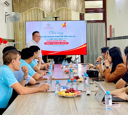 QUÀ TẶNG PHÚ QUÝ ĐÓN TIẾP ĐOÀN HỘI DOANH NHÂN TRẺ TỈNH GIA LAI ĐẾN THĂM VÀ KẾT NỐI DOANH NGHIỆP
