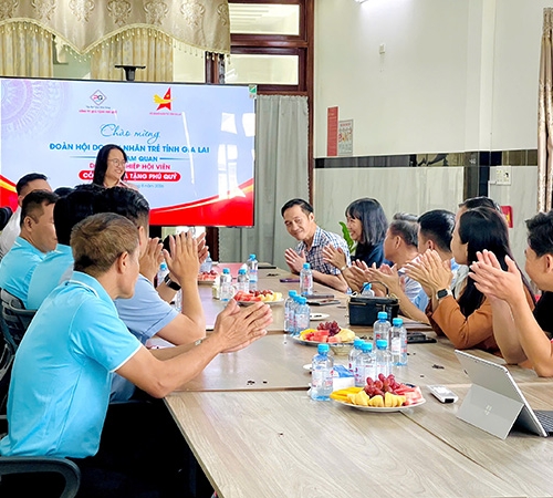 QUÀ TẶNG PHÚ QUÝ ĐÓN TIẾP ĐOÀN HỘI DOANH NHÂN TRẺ TỈNH GIA LAI ĐẾN THĂM VÀ KẾT NỐI DOANH NGHIỆP