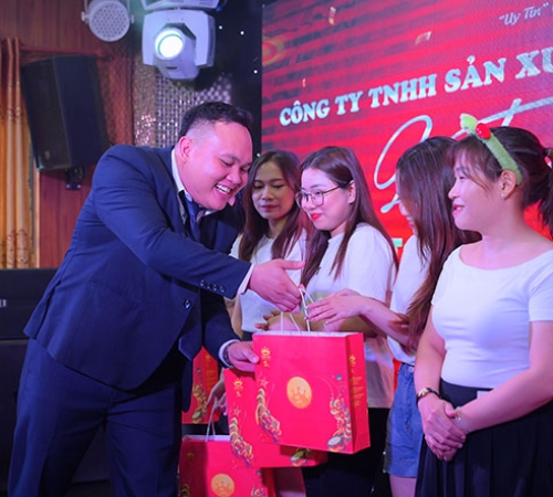 PHÚ QUÝ TẶNG QUÀ TRUNG THU - LAN TOẢ YÊU THƯƠNG VÀ GẮN KẾT NỘI BỘ