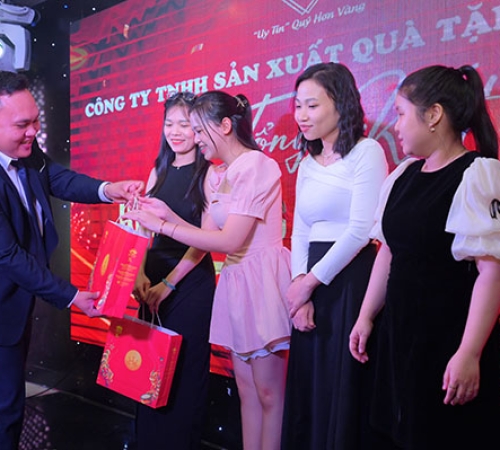 PHÚ QUÝ TẶNG QUÀ TRUNG THU - LAN TOẢ YÊU THƯƠNG VÀ GẮN KẾT NỘI BỘ