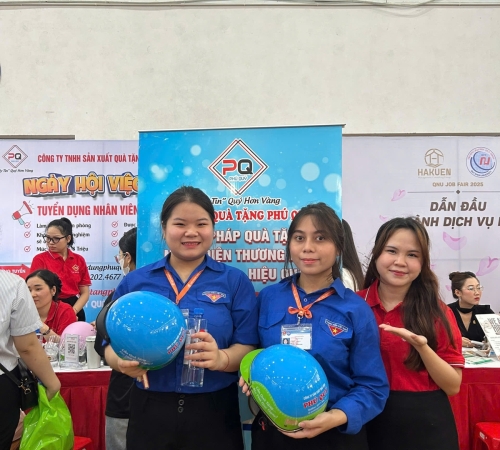 QUÀ TẶNG PHÚ QUÝ GHI DẤU ẤN TẠI NGÀY HỘI VIỆC LÀM – QNU’S JOB FAIR 2025 – KHẲNG ĐỊNH UY TÍN VÀ GẮN KẾT VỚI SINH VIÊN