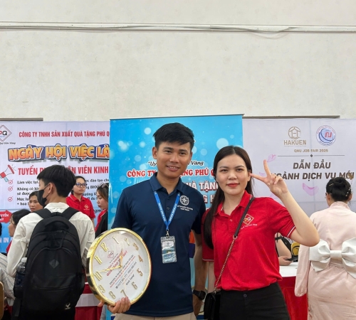 QUÀ TẶNG PHÚ QUÝ GHI DẤU ẤN TẠI NGÀY HỘI VIỆC LÀM – QNU’S JOB FAIR 2025 – KHẲNG ĐỊNH UY TÍN VÀ GẮN KẾT VỚI SINH VIÊN