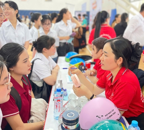QUÀ TẶNG PHÚ QUÝ GHI DẤU ẤN TẠI NGÀY HỘI VIỆC LÀM – QNU’S JOB FAIR 2025 – KHẲNG ĐỊNH UY TÍN VÀ GẮN KẾT VỚI SINH VIÊN