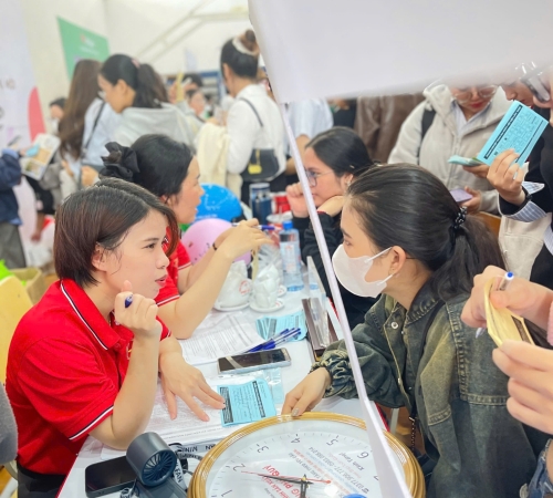 QUÀ TẶNG PHÚ QUÝ GHI DẤU ẤN TẠI NGÀY HỘI VIỆC LÀM – QNU’S JOB FAIR 2025 – KHẲNG ĐỊNH UY TÍN VÀ GẮN KẾT VỚI SINH VIÊN