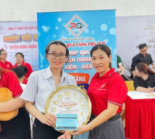 QUÀ TẶNG PHÚ QUÝ GHI DẤU ẤN TẠI NGÀY HỘI VIỆC LÀM – QNU’S JOB FAIR 2025 – KHẲNG ĐỊNH UY TÍN VÀ GẮN KẾT VỚI SINH VIÊN