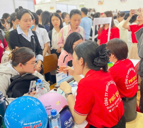 QUÀ TẶNG PHÚ QUÝ GHI DẤU ẤN TẠI NGÀY HỘI VIỆC LÀM – QNU’S JOB FAIR 2025 – KHẲNG ĐỊNH UY TÍN VÀ GẮN KẾT VỚI SINH VIÊN