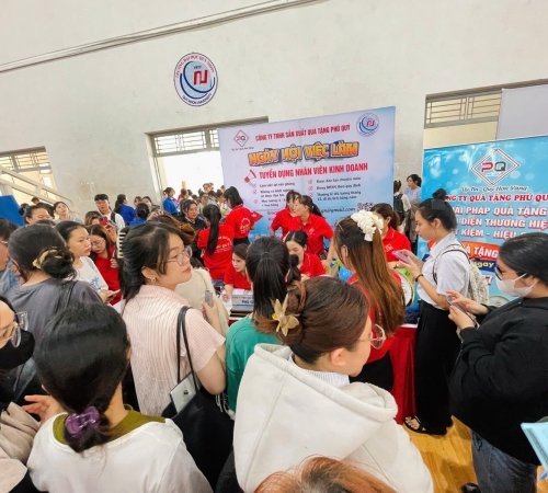 QUÀ TẶNG PHÚ QUÝ GHI DẤU ẤN TẠI NGÀY HỘI VIỆC LÀM – QNU’S JOB FAIR 2025 – KHẲNG ĐỊNH UY TÍN VÀ GẮN KẾT VỚI SINH VIÊN