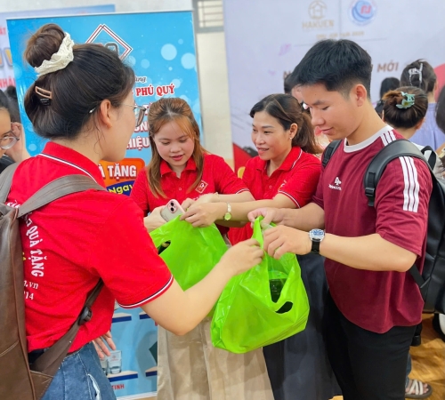 QUÀ TẶNG PHÚ QUÝ GHI DẤU ẤN TẠI NGÀY HỘI VIỆC LÀM – QNU’S JOB FAIR 2025 – KHẲNG ĐỊNH UY TÍN VÀ GẮN KẾT VỚI SINH VIÊN