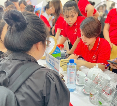 QUÀ TẶNG PHÚ QUÝ GHI DẤU ẤN TẠI NGÀY HỘI VIỆC LÀM – QNU’S JOB FAIR 2025 – KHẲNG ĐỊNH UY TÍN VÀ GẮN KẾT VỚI SINH VIÊN