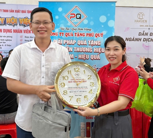 QUÀ TẶNG PHÚ QUÝ GHI DẤU ẤN TẠI NGÀY HỘI VIỆC LÀM – QNU’S JOB FAIR 2025 – KHẲNG ĐỊNH UY TÍN VÀ GẮN KẾT VỚI SINH VIÊN