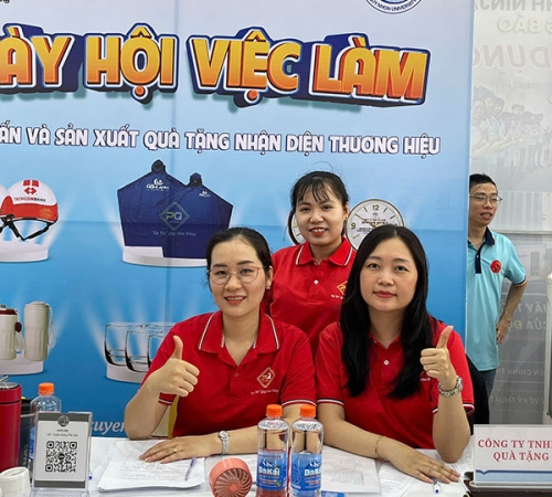 QUÀ TẶNG PHÚ QUÝ THAM GIA NGÀY HỘI VIỆC LÀM TẠI TRƯỜNG ĐẠI HỌC QUY NHƠN