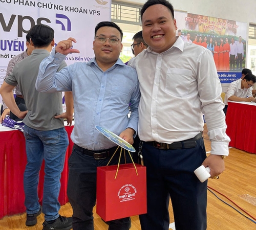 QUÀ TẶNG PHÚ QUÝ THAM GIA NGÀY HỘI VIỆC LÀM TẠI TRƯỜNG ĐẠI HỌC QUY NHƠN