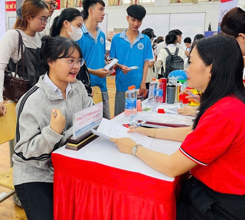 QUÀ TẶNG PHÚ QUÝ THAM GIA NGÀY HỘI VIỆC LÀM TẠI TRƯỜNG ĐẠI HỌC QUY NHƠN
