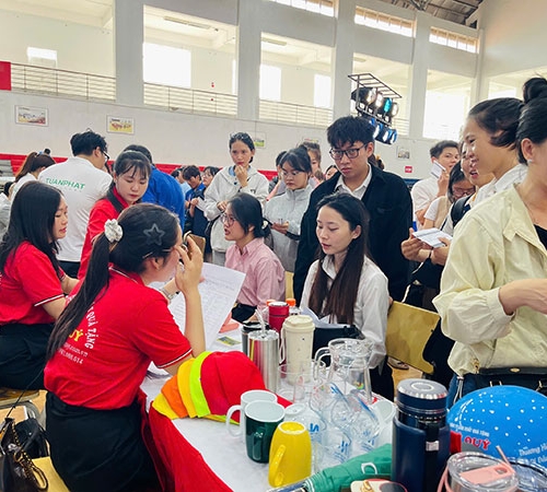QUÀ TẶNG PHÚ QUÝ THAM GIA NGÀY HỘI VIỆC LÀM TẠI TRƯỜNG ĐẠI HỌC QUY NHƠN
