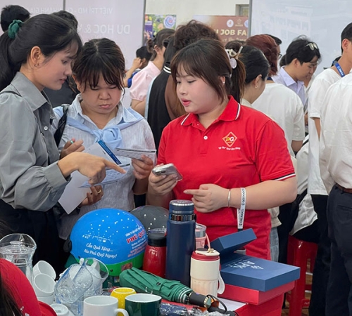 QUÀ TẶNG PHÚ QUÝ THAM GIA NGÀY HỘI VIỆC LÀM TẠI TRƯỜNG ĐẠI HỌC QUY NHƠN