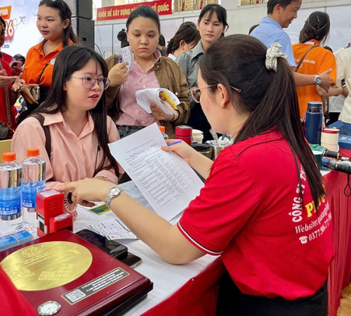QUÀ TẶNG PHÚ QUÝ THAM GIA NGÀY HỘI VIỆC LÀM TẠI TRƯỜNG ĐẠI HỌC QUY NHƠN