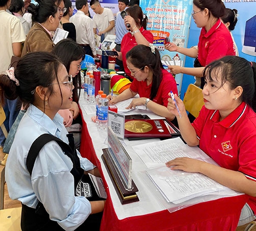 QUÀ TẶNG PHÚ QUÝ THAM GIA NGÀY HỘI VIỆC LÀM TẠI TRƯỜNG ĐẠI HỌC QUY NHƠN