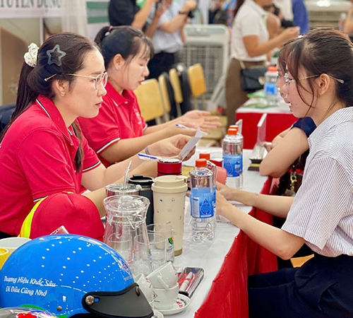 QUÀ TẶNG PHÚ QUÝ THAM GIA NGÀY HỘI VIỆC LÀM TẠI TRƯỜNG ĐẠI HỌC QUY NHƠN