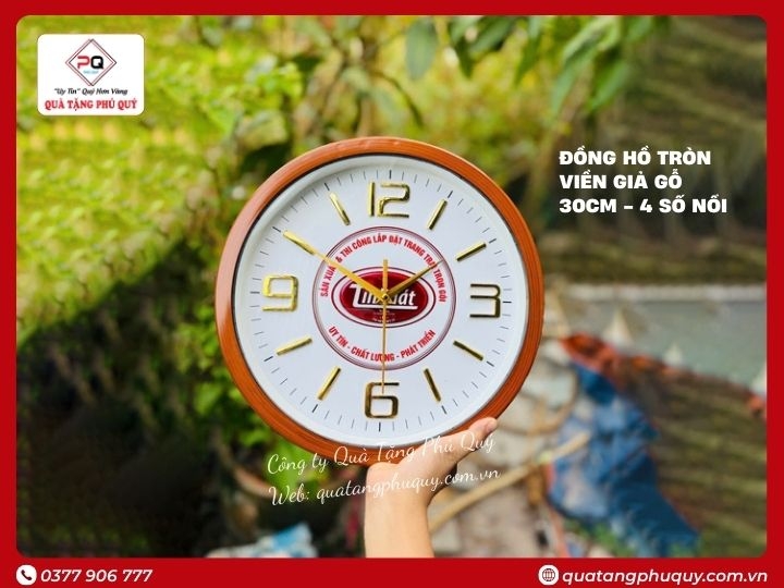 ĐỒNG HỒ TREO TƯỜNG TRÒN VÂN SƠN GIẢ GỖ 4 SỐ NỔI 