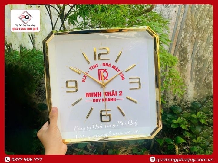ĐỒNG HỒ TREO TƯỜNG IN LOGO VUÔNG VIỀN XI VÀNG 30CM SỐ NỔI 