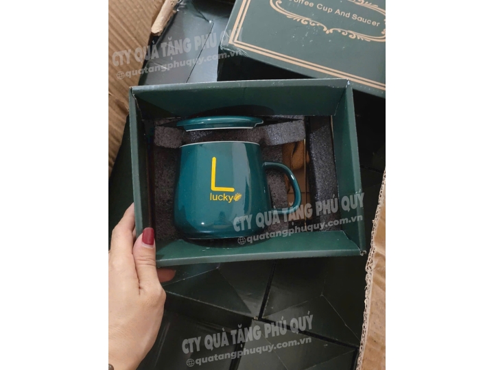 IN LOGO TRÊN LY SỨ – GIẢI PHÁP QUẢNG BÁ THƯƠNG HIỆU ĐẸP, HIỆU QUẢ VÀ TIẾT KIỆM