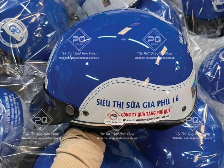 IN MŨ BẢO HIỂM CỬA HÀNG SỮA