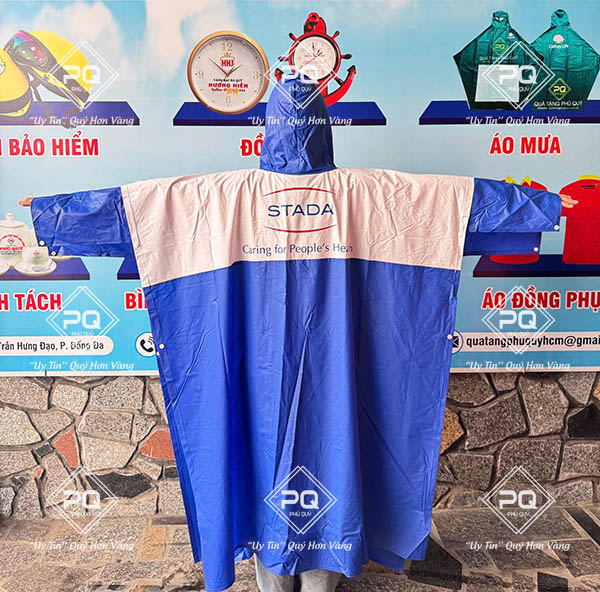 Áo mưa in logo doanh nghiệp là quà tặng thiết thực, phù hợp nhiều đối tượng khách hàng