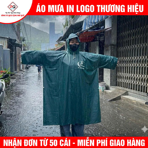 Chất lượng áo mưa in logo tại Quà Tặng Phú Quý được kiểm soát chặt chẽ