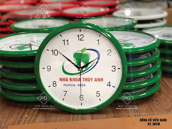 Đồng hồ treo tường in logo nha khoa Thuỳ Anh