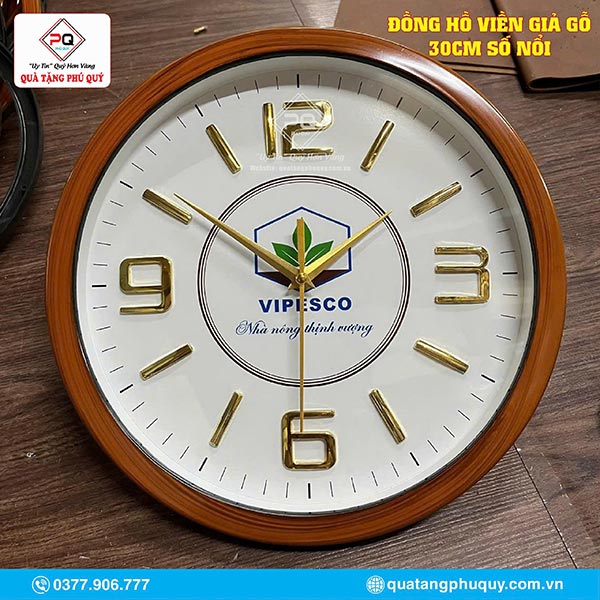 Đồng hồ viền giả gỗ số nổi