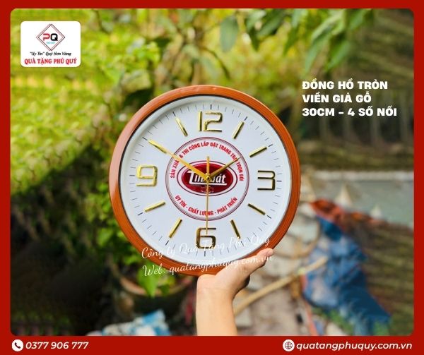 Đồng hồ treo tường vân sơn giả gỗ cho doanh nghiệp sản xuất