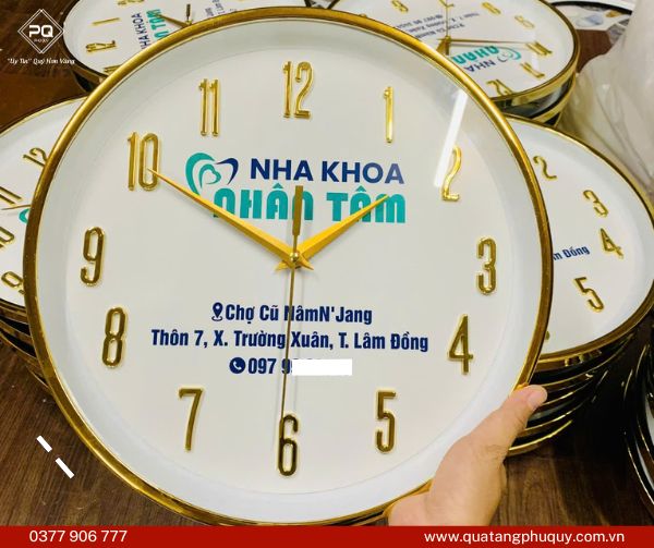 Đồng hồ treo tường in logo nha khoa Nhân Tâm