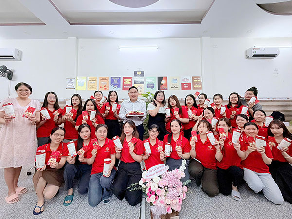 Phú Quý tặng quà cho nhân viên nhân dịp 20/10 Phú Quý tặng quà cho nhân viên nhân dịp 20/10